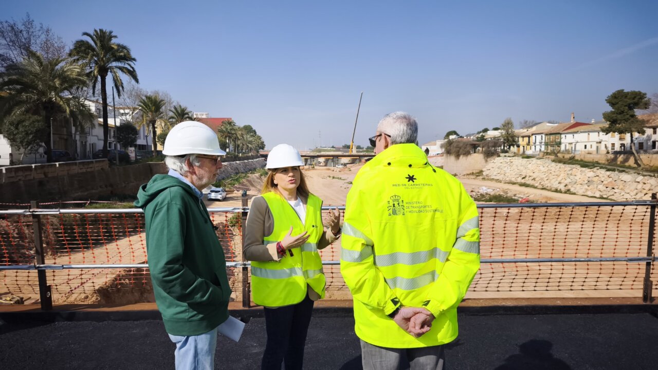 Autoridades visitan la pasarela María Cambrils en Picanya, símbolo de resiliencia.