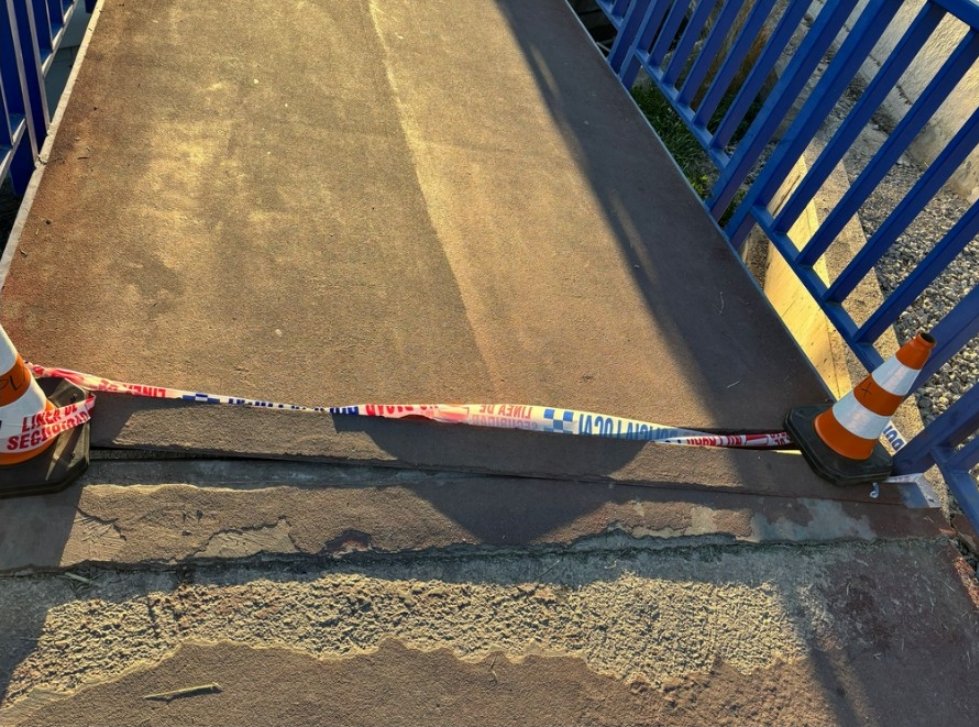 La pasarela peatonal sobre el río Turia presenta un grave deterioro.