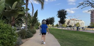 Personas caminando y haciendo ejercicio al aire libre en Quart de Poblet