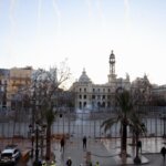 Vista de la plaza con edificios y estructuras en construcción