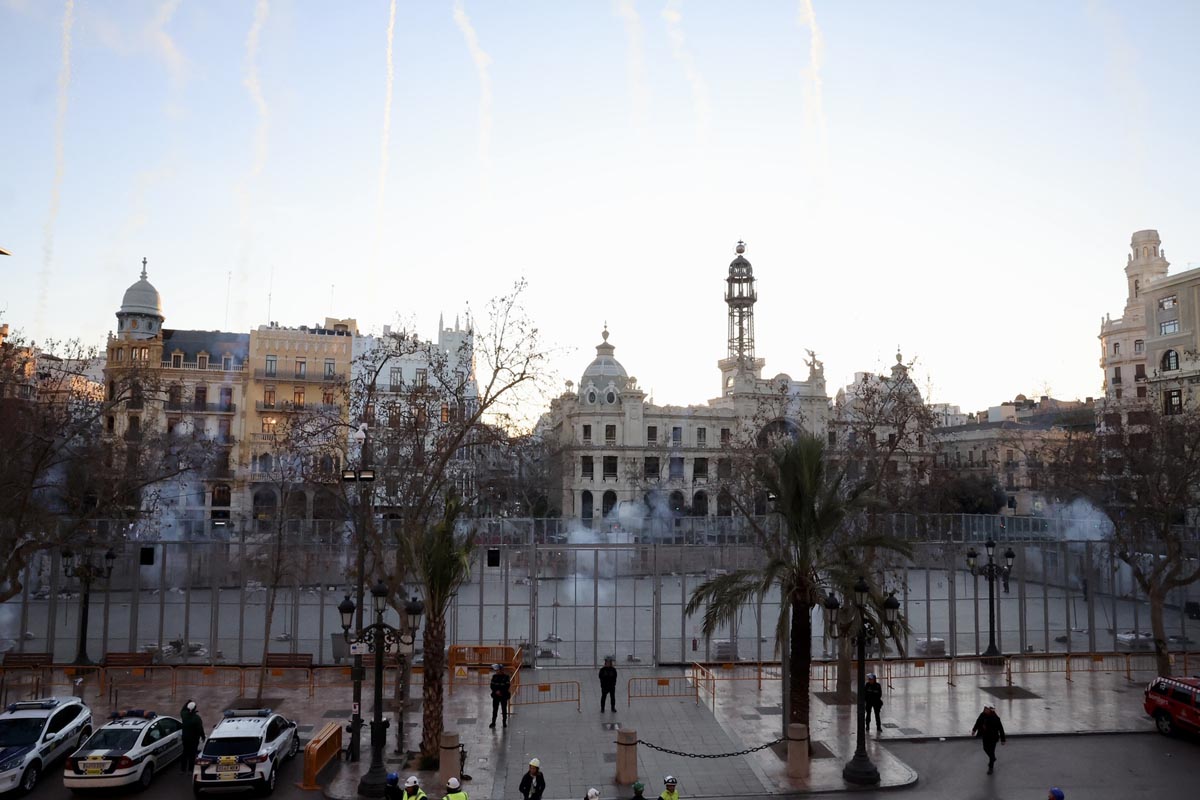 Vista de la plaza con edificios y estructuras en construcción
