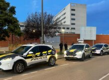 Paterna sostiene, para pedir su reapertura, que las condiciones de seguridad del centro de salud de La Coma están garantizadas Vehículos de la Policía Local de Paterna en el centro de salud de La Coma