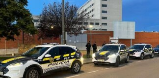 Vehículos de la Policía Local de Paterna en el centro de salud de La Coma