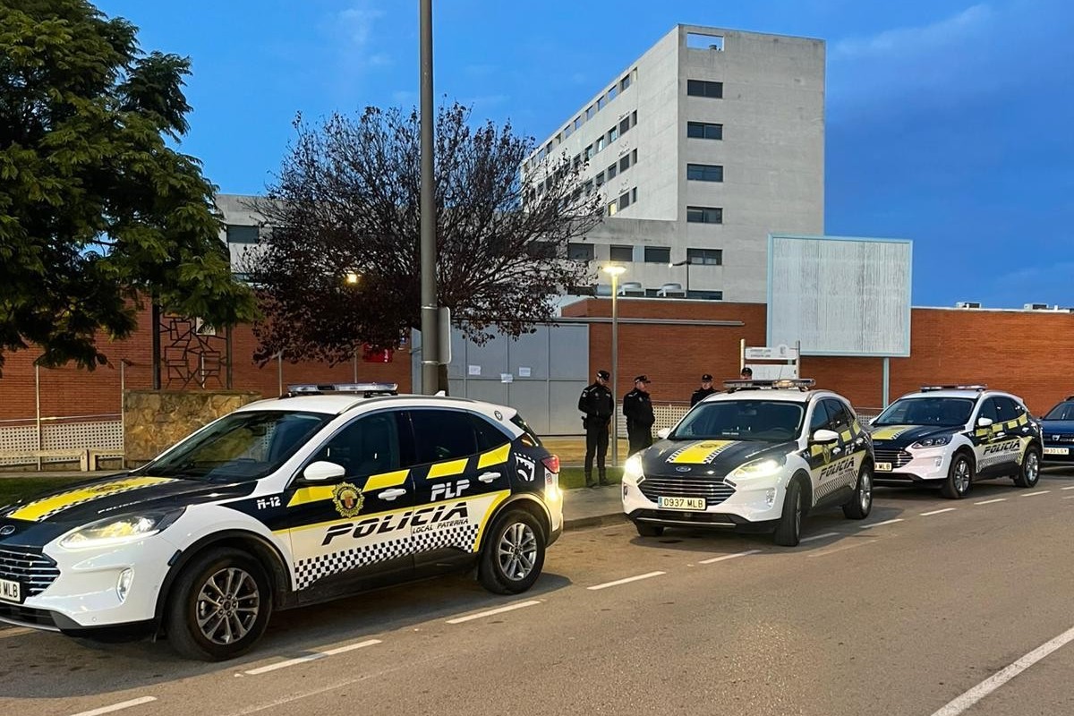 Vehículos de la Policía Local de Paterna en el centro de salud de La Coma