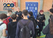 La Policía Nacional ofrece orientación laboral a jóvenes en Aldaia.