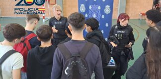 La Policía Nacional ofrece orientación laboral a jóvenes en Aldaia.