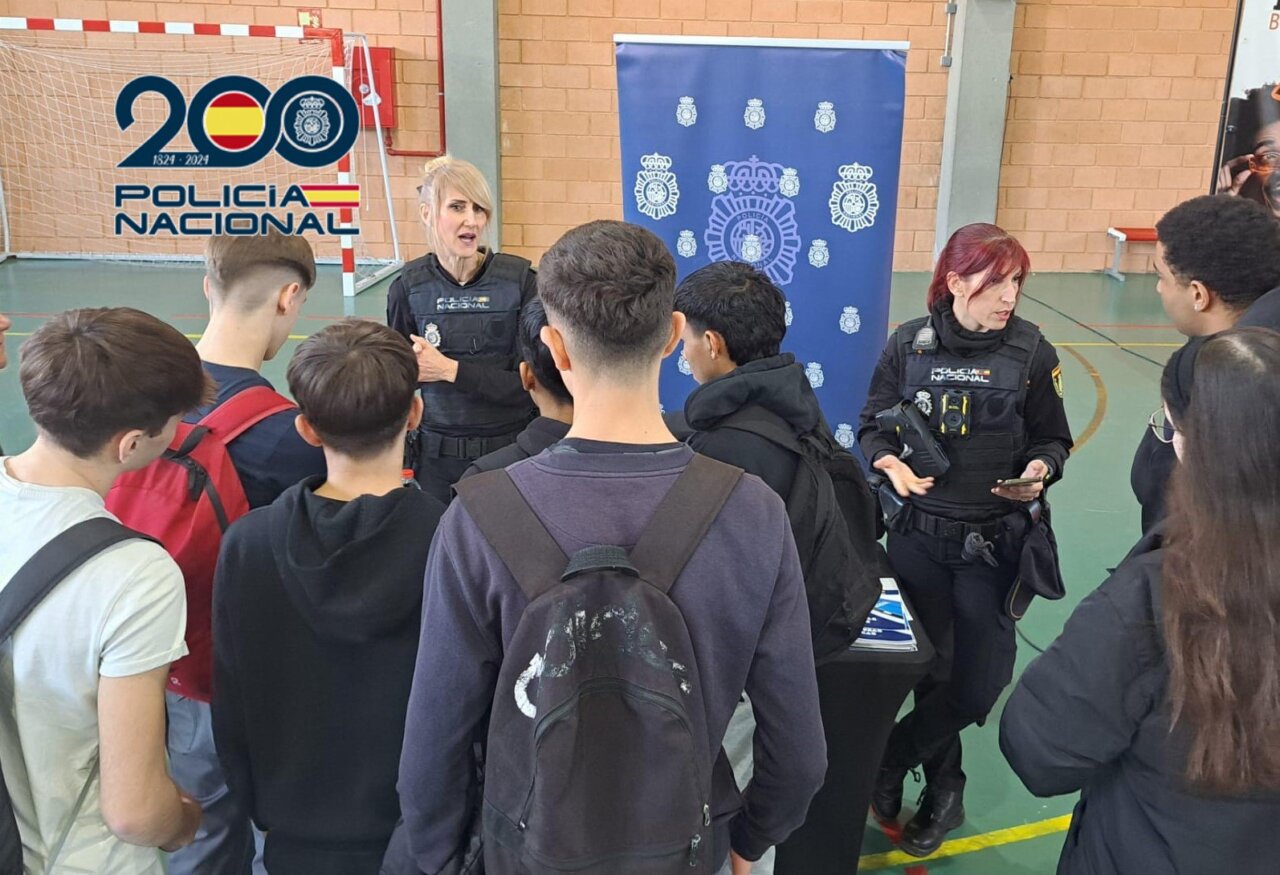 La Policía Nacional ofrece orientación laboral a jóvenes en Aldaia.