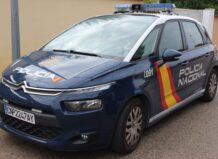 Cau a València una xarxa dedicada a la immigració irregular amb contractes de lloguer falsos Vehículo de la Policía Nacional en València durante una operación policial