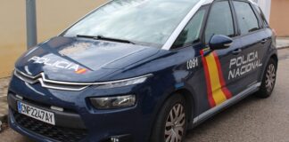 Vehículo de la Policía Nacional en València durante una operación policial