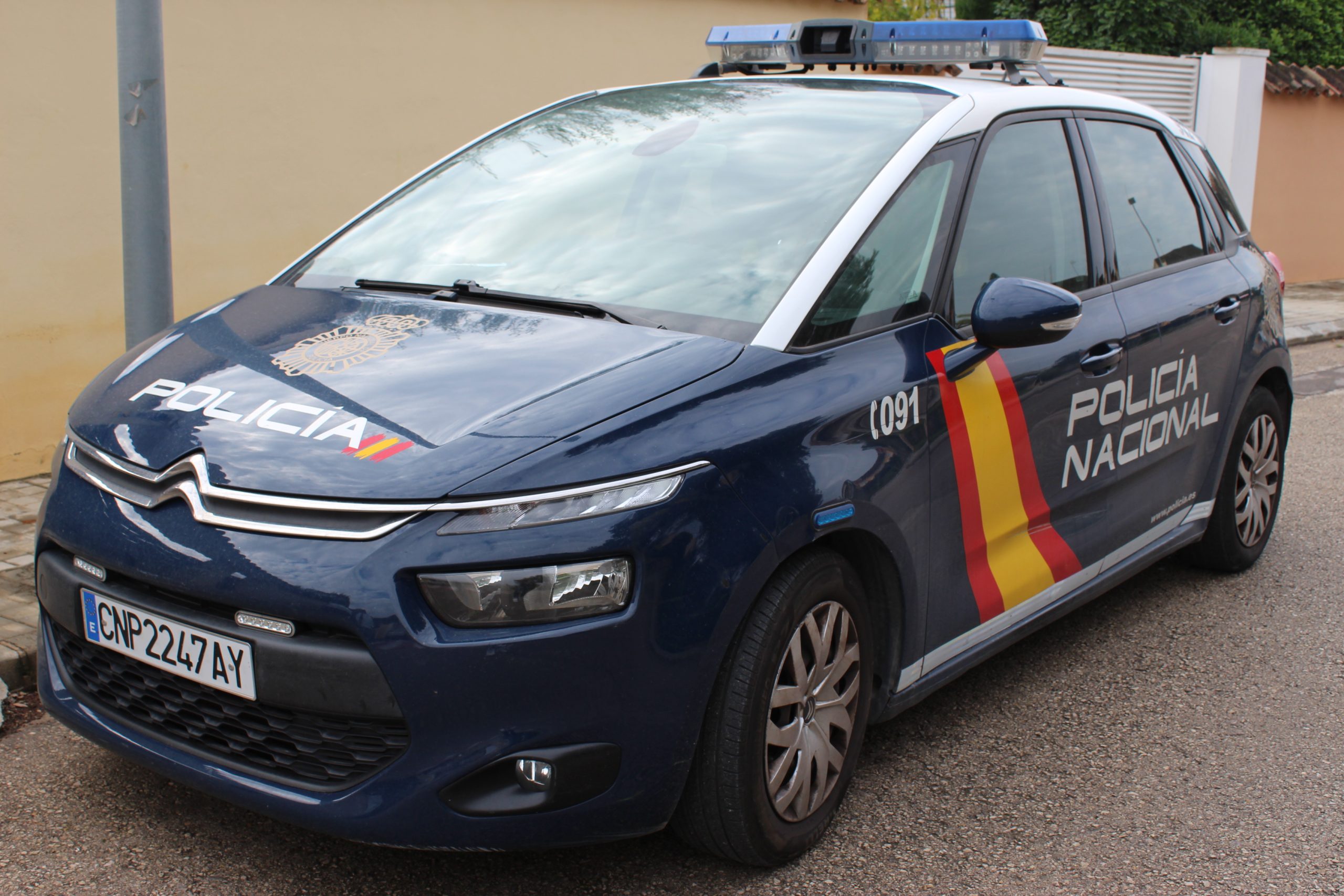 Vehículo de la Policía Nacional en València durante una operación policial