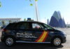 Detenido en València un hombre de 25 años por 31 robos en vehículos estacionados en garajes públicos y privados Vehículo de la Policía Nacional en Valencia con arquitectura moderna de fondo