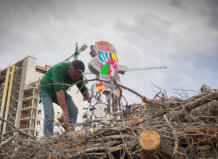 Hombre preparando la hoguera de Sant Antoni en La Pobla de Farnals