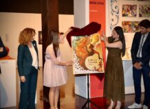 Presentación del cartel de las Fallas de Torrent 2026 en un evento cultural.