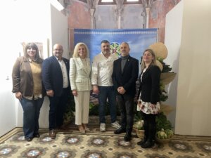 Grupo de personas en la presentación de Menja't Meliana, evento gastronómico local.