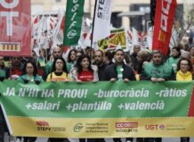 Protesta del profesorado valenciano con pancartas y banderas en la calle.