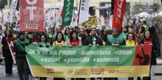Protesta del profesorado valenciano con pancartas y banderas en la calle.