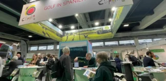 Stand de promoción de golf en la feria Golfmesse en Zúrich, Suiza.