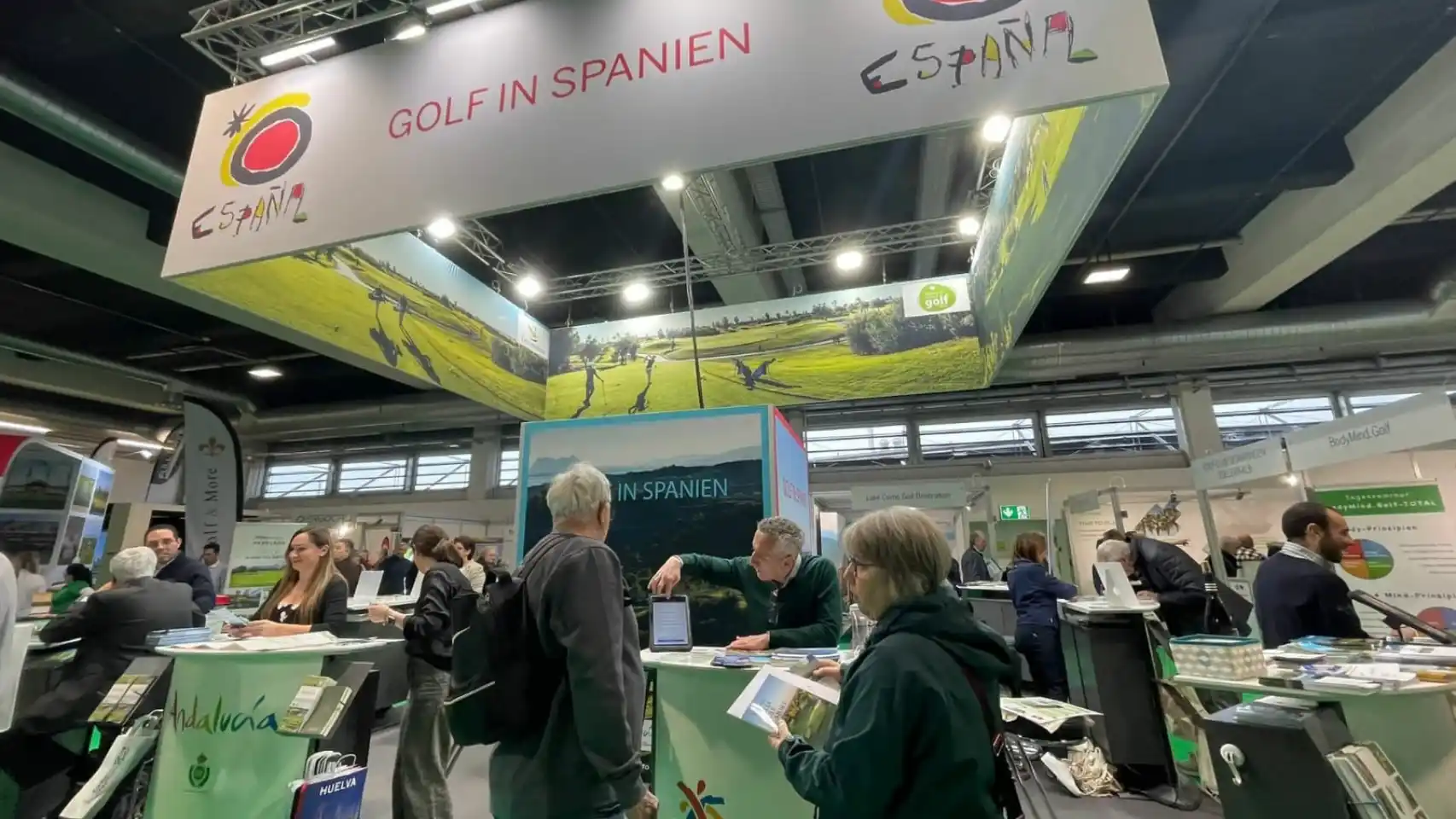 Stand de promoción de golf en la feria Golfmesse en Zúrich, Suiza.