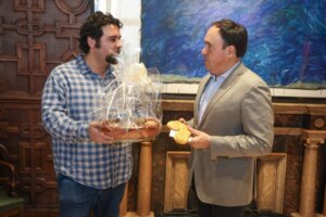 Perez Llorca recibe el plato de rossejat torrentí