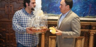 Perez Llorca recibe el plato de rossejat torrentí