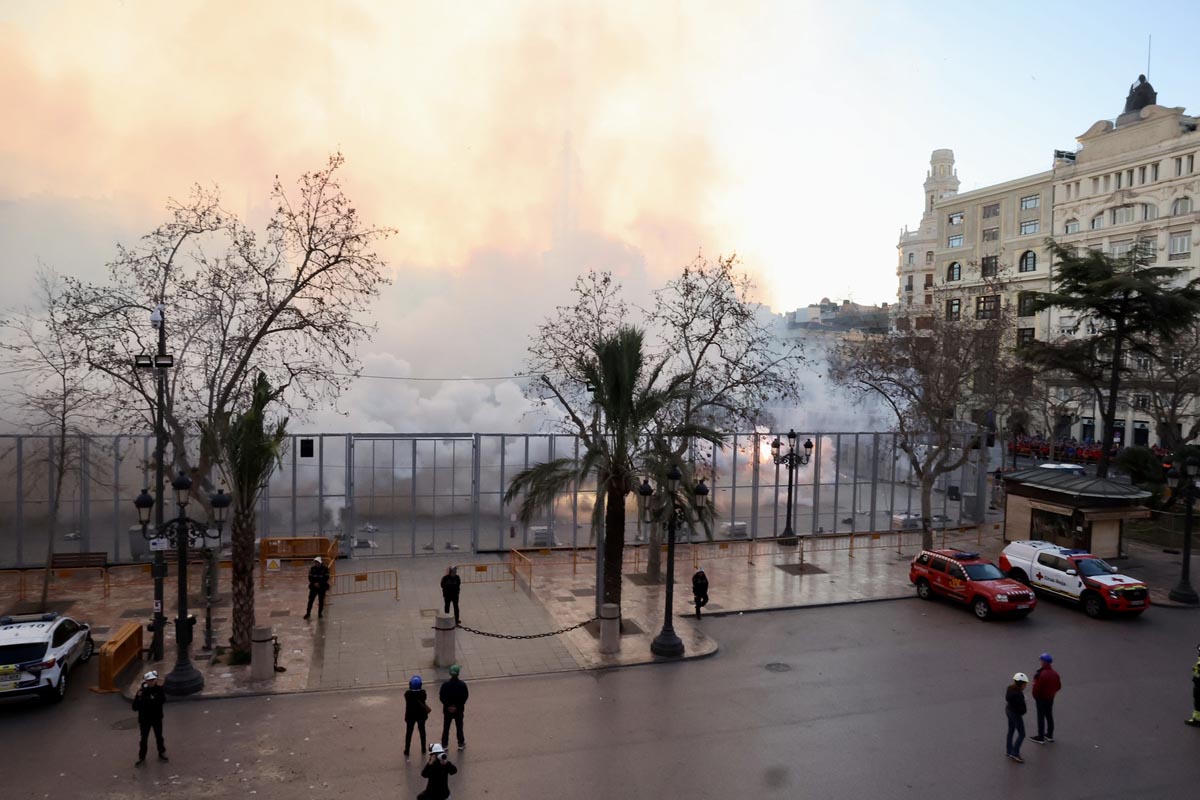 Vista de una protesta en la ciudad con humo y barricadas
