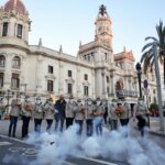 Grupo de personas en una protesta frente a un edificio histórico en Valencia