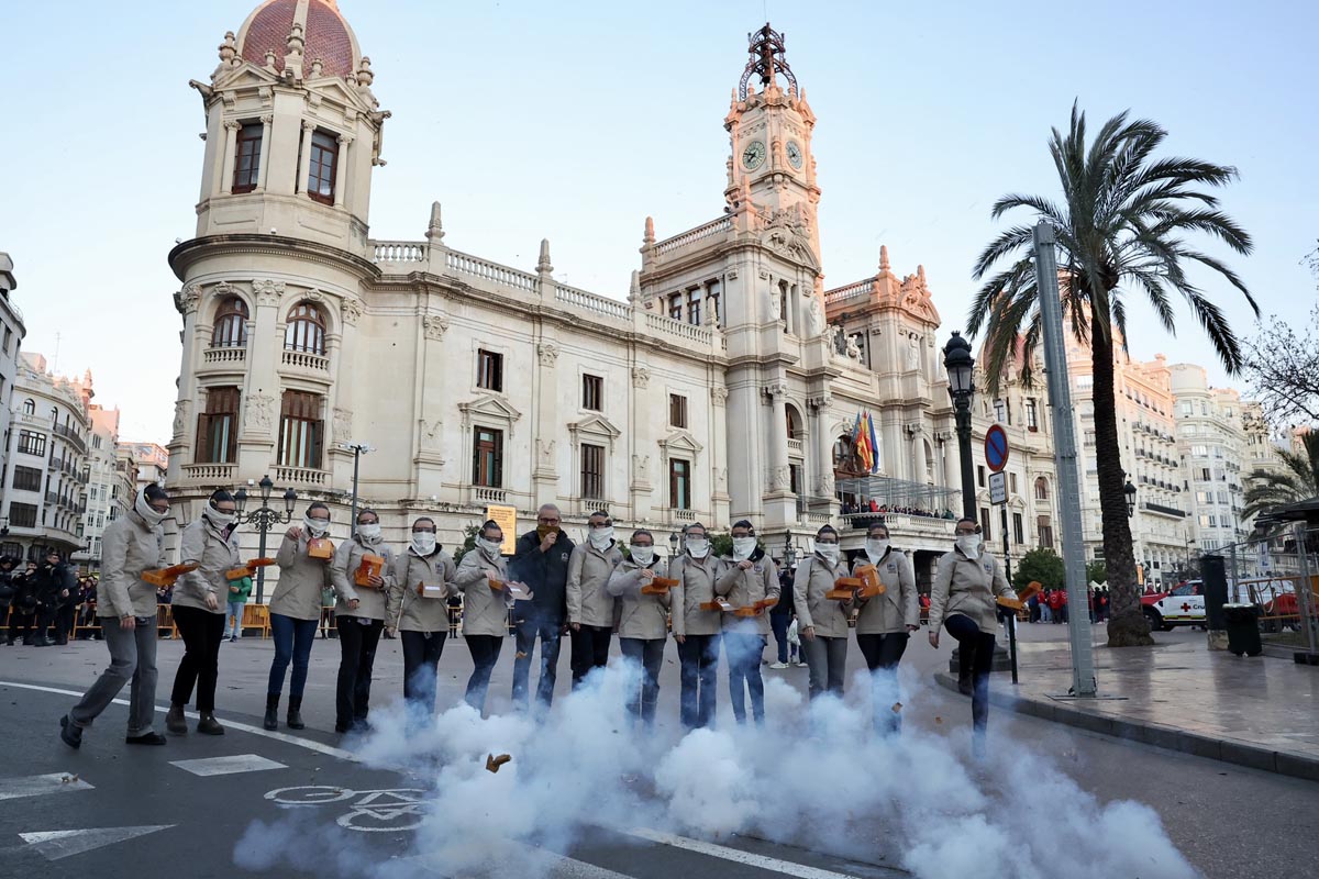 Grupo de personas en una protesta frente a un edificio histórico en Valencia