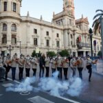 Grupo de personas en protesta frente a un edificio en Valencia