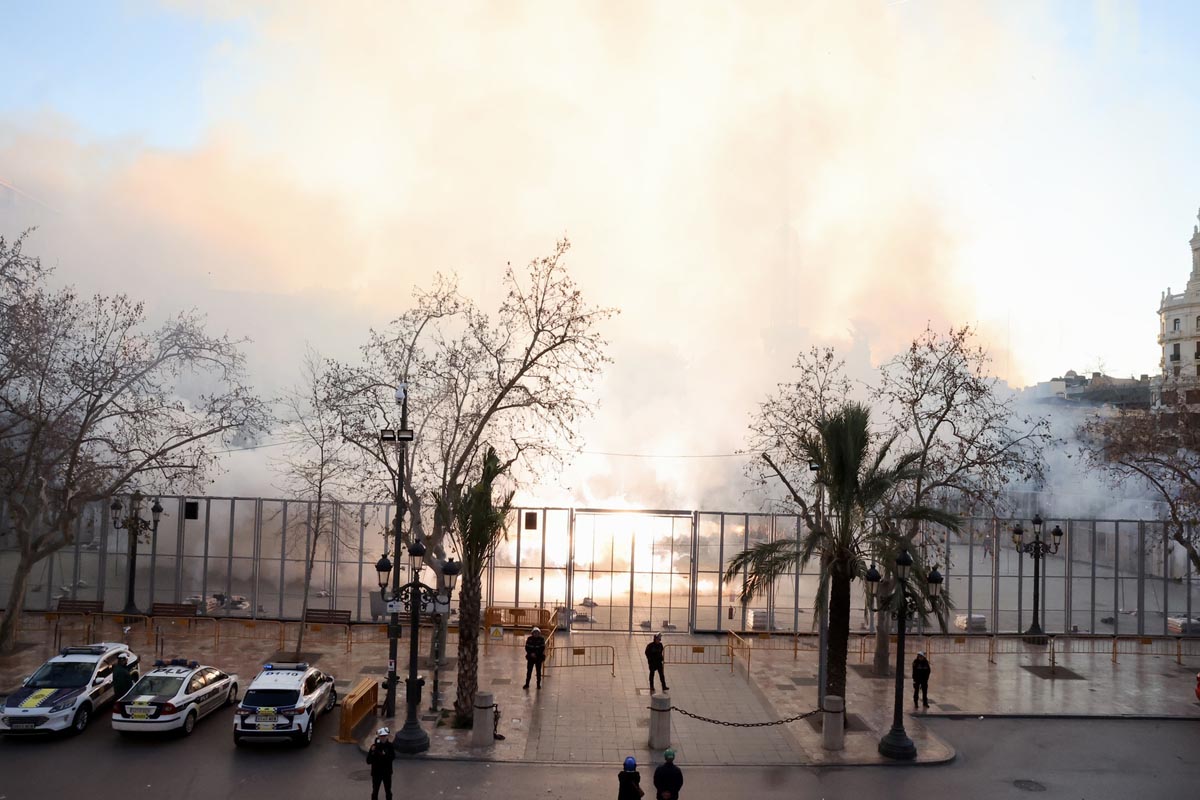 Vista de una protesta con niebla y presencia policial.