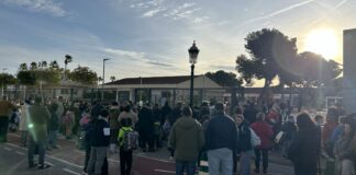 Grupo de alumnos y padres en la reubicación del CEIP Els Germanells en Rafelbunyol