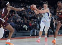 Raquel Carrera del Valencia Basket en acción contra Reyer Venezia
