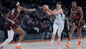 Raquel Carrera del Valencia Basket en acción contra Reyer Venezia