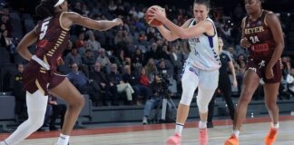 Raquel Carrera del Valencia Basket en acción contra Reyer Venezia