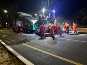 Trabajadores reasfaltando la carretera CV-400 en l'Horta Sud