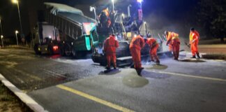 Trabajadores reasfaltando la carretera CV-400 en l'Horta Sud