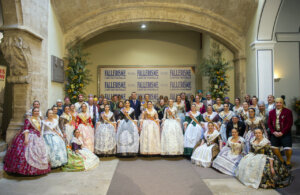 Grupo de falleras y falleros en la recepción de la Diputación de Valencia