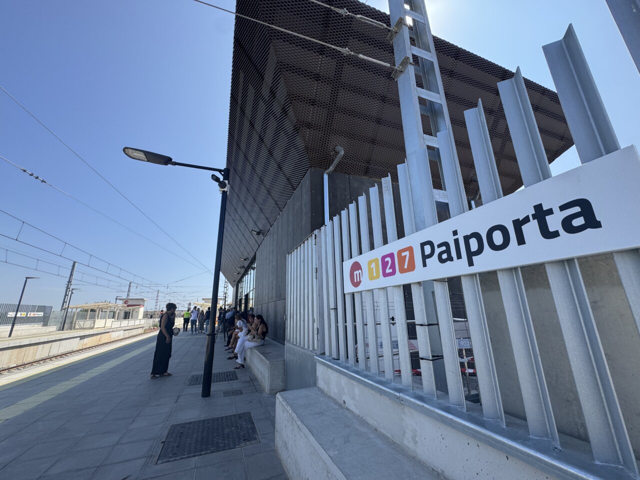 La estación de metro Paiporta, parte de la red de Metrovalencia, muestra su reciente reconstrucción.
