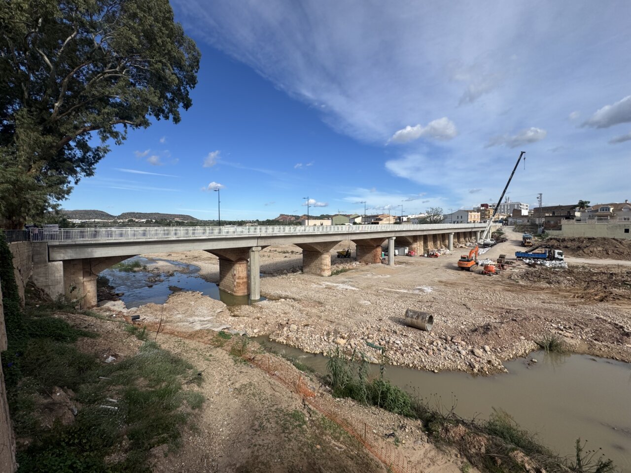 El puente de Montroi está en proceso de reconstrucción tras las inundaciones.