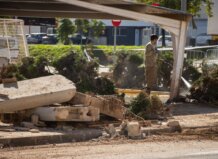 Trabajador limpiando escombros tras la DANA en Xirivella