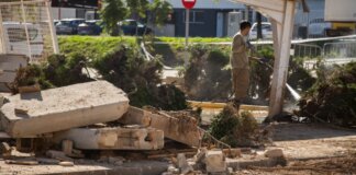 Trabajador limpiando escombros tras la DANA en Xirivella
