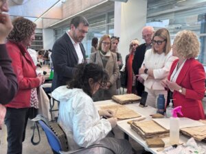 La consellera Carmen Ortí visita el proceso de restauración de documentos dañados por la riada.
