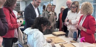 La consellera Carmen Ortí visita el proceso de restauración de documentos dañados por la riada.