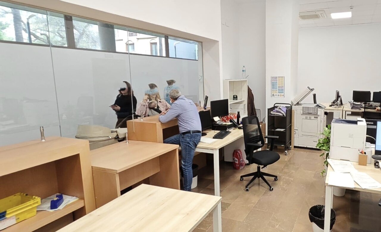 Oficina del Registro Civil en Catarroja con personal atendiendo