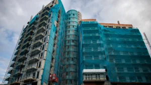 Edificio en rehabilitación en el barrio de Campanar, Valencia, cubierto con mallas de protección.