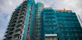 Edificio en rehabilitación en el barrio de Campanar, Valencia, cubierto con mallas de protección.