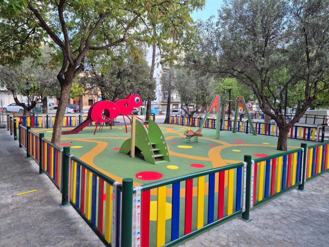 El parque infantil junto al Gran Teatre de Paterna ha sido renovado para mejorar la seguridad y accesibilidad.