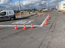 Pintura de señalización vial en Alaquàs con conos de tráfico.