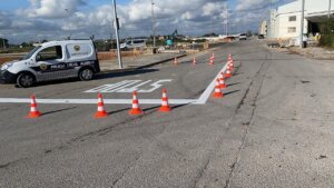 Pintura de señalización vial en Alaquàs con conos de tráfico.