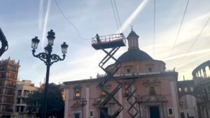 Valencia retira el tendal de la plaça de la Mare de Déu
