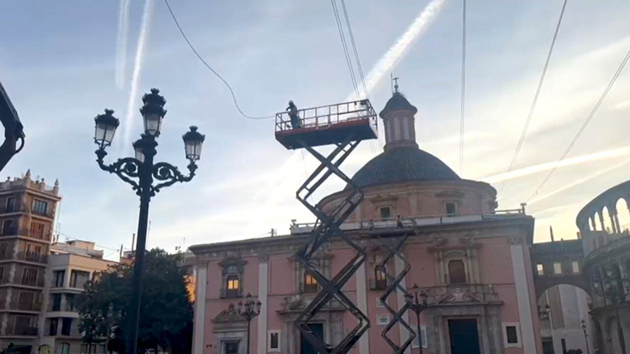 Valencia  retira el tendal de la plaça de la Mare de Déu 